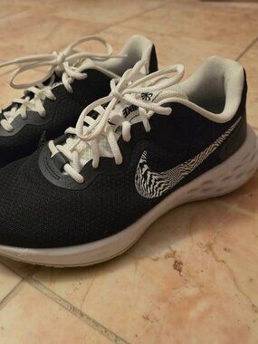 Nike Classic Zebra Black & White 8.5 Womens